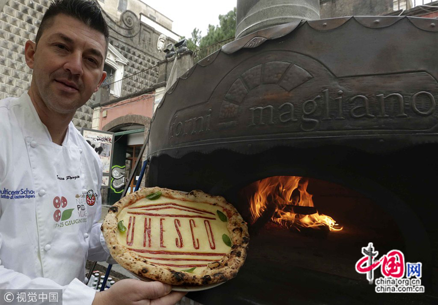 Для того, чтобы отпраздновать включение классической неаполитанской пиццы в список нематериального наследия ЮНЕСКО, мастера по приготовлению пиццы на площади угощали бесплатной пиццей прохожих. 7 декабря этого года неаполитанская пицца вошла в список культурного наследия человечества.