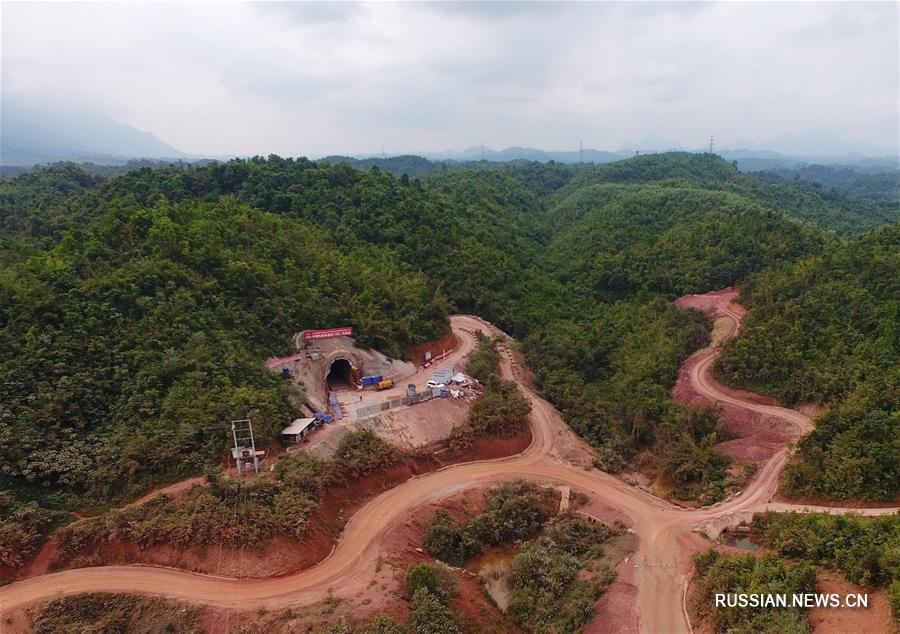На строящейся китайско-лаосской железной дороге проложен первый тоннель
