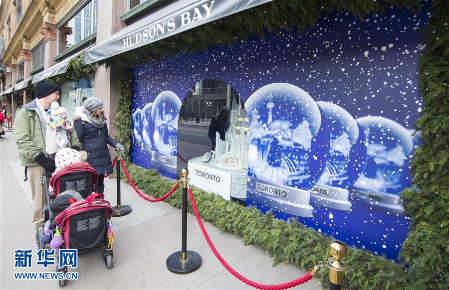 Сверкающие рождественские витрины на тему Рождества в Торонто
