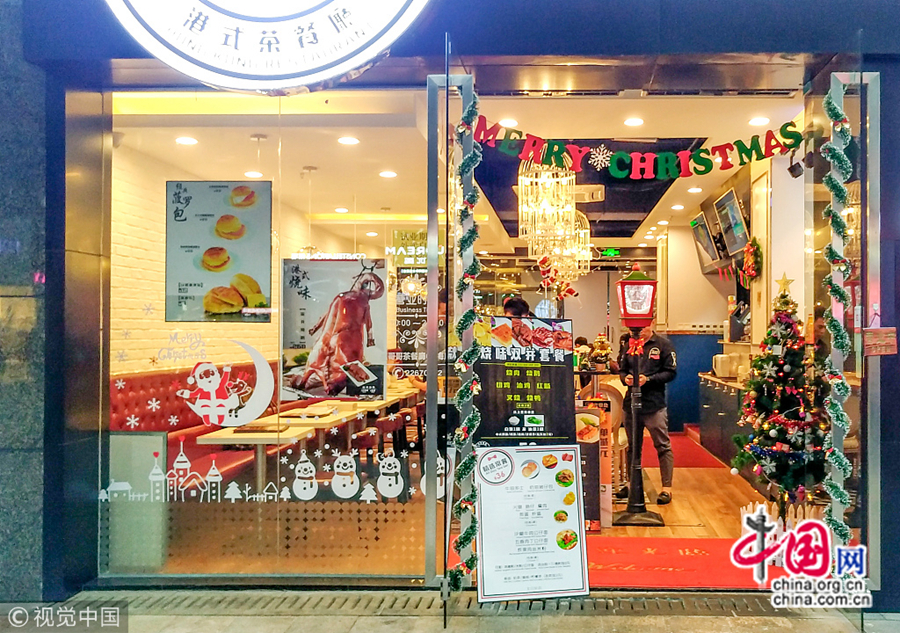 14 декабря 2017 года, в г. Шэньчжэнь с приближением Рождества торговые центры начали устанавливать тематические инсталляции, чтобы продвигать продажу товара.