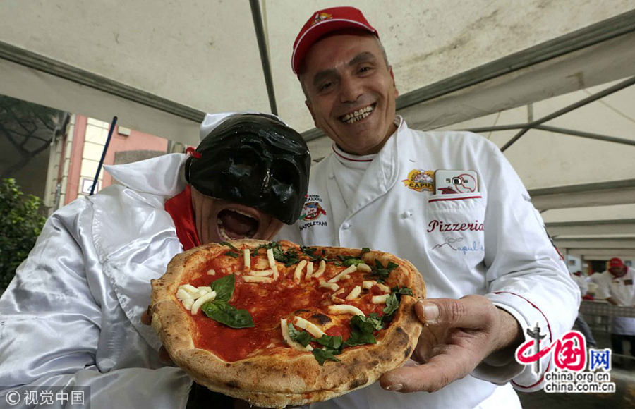 Для того, чтобы отпраздновать включение классической неаполитанской пиццы в список нематериального наследия ЮНЕСКО, мастера по приготовлению пиццы на площади угощали бесплатной пиццей прохожих. 7 декабря этого года неаполитанская пицца вошла в список культурного наследия человечества.