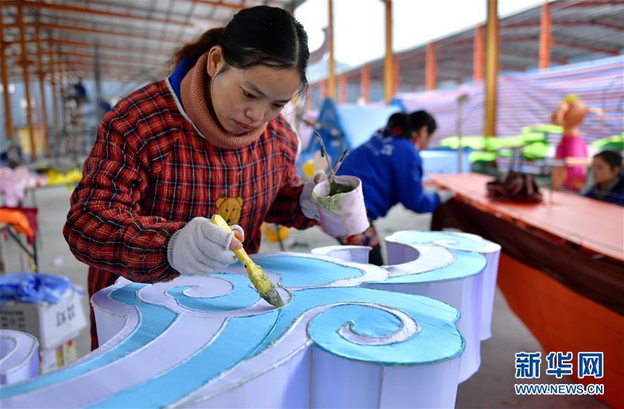 Производство праздничных фонарей из города Цзыгун в полном разгаре