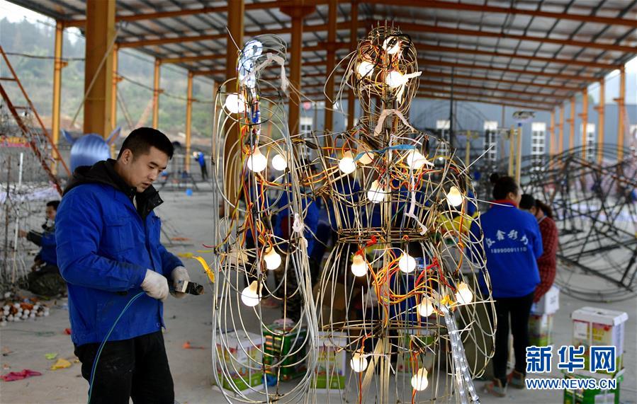 Производство праздничных фонарей из города Цзыгун в полном разгаре