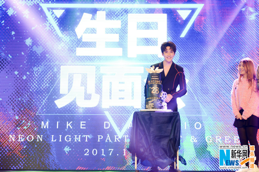 Тайский певец Майк встретился с фанатами своего творчества и даже спел на китайском 