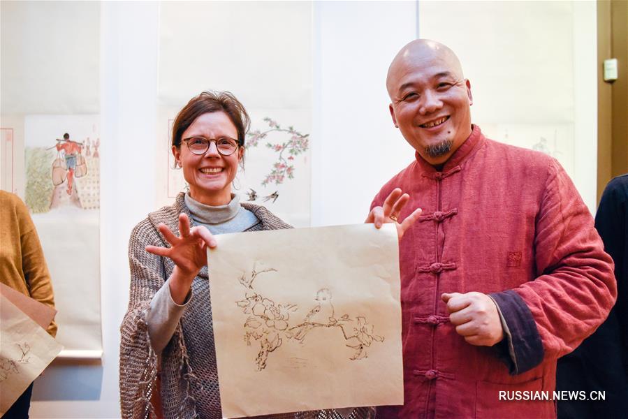 В парижском Музее Чернуски прошел мастер-класс по традиционной китайской ксилографии "шичжучжай"