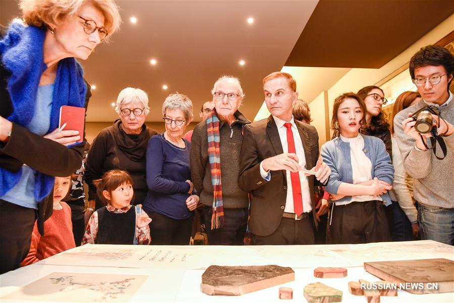 В парижском Музее Чернуски прошел мастер-класс по традиционной китайской ксилографии "шичжучжай"