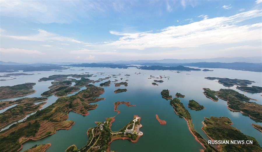 В 2017 году летающие фотодроны под управлением корреспондентов Синьхуа облетели вдоль и поперек просторы Китая, запечатлев недоступную ранее для глаз поэтическую красоту природных и рукотворных ландшафтов.