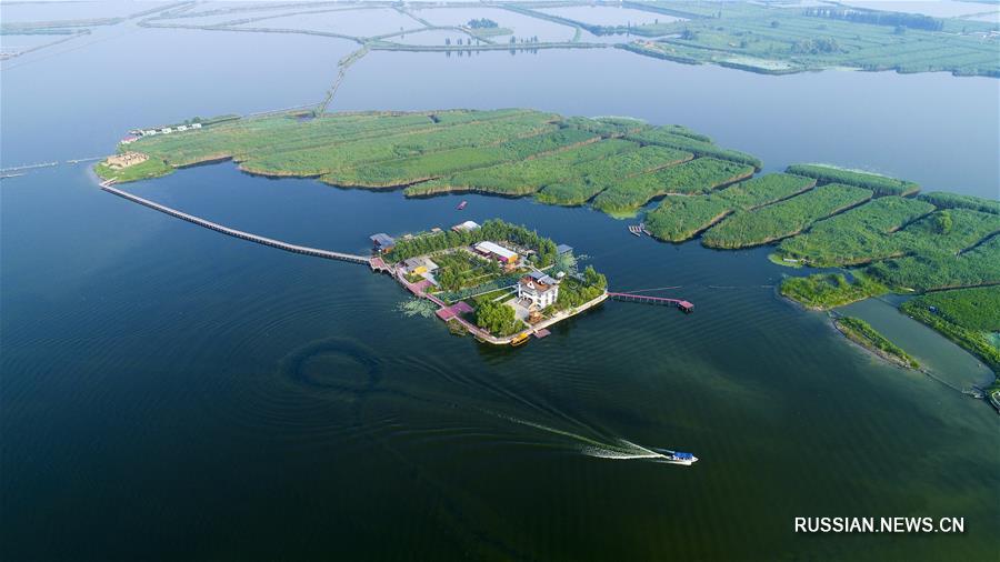 В 2017 году летающие фотодроны под управлением корреспондентов Синьхуа облетели вдоль и поперек просторы Китая, запечатлев недоступную ранее для глаз поэтическую красоту природных и рукотворных ландшафтов.