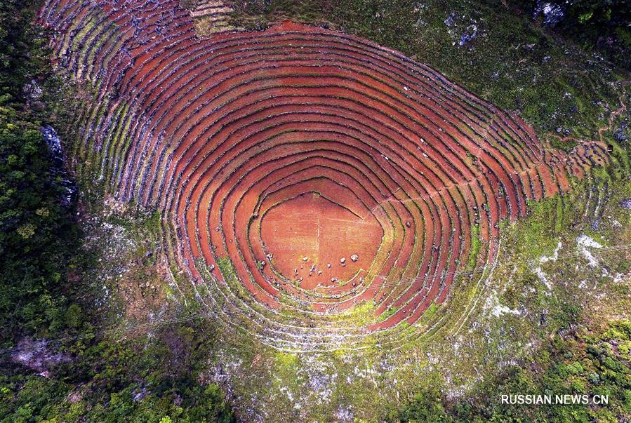 В 2017 году летающие фотодроны под управлением корреспондентов Синьхуа облетели вдоль и поперек просторы Китая, запечатлев недоступную ранее для глаз поэтическую красоту природных и рукотворных ландшафтов.