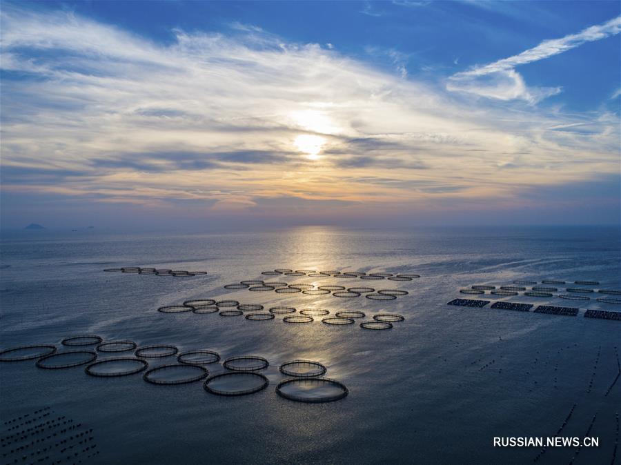 В 2017 году летающие фотодроны под управлением корреспондентов Синьхуа облетели вдоль и поперек просторы Китая, запечатлев недоступную ранее для глаз поэтическую красоту природных и рукотворных ландшафтов.