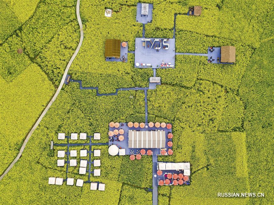 В 2017 году летающие фотодроны под управлением корреспондентов Синьхуа облетели вдоль и поперек просторы Китая, запечатлев недоступную ранее для глаз поэтическую красоту природных и рукотворных ландшафтов.