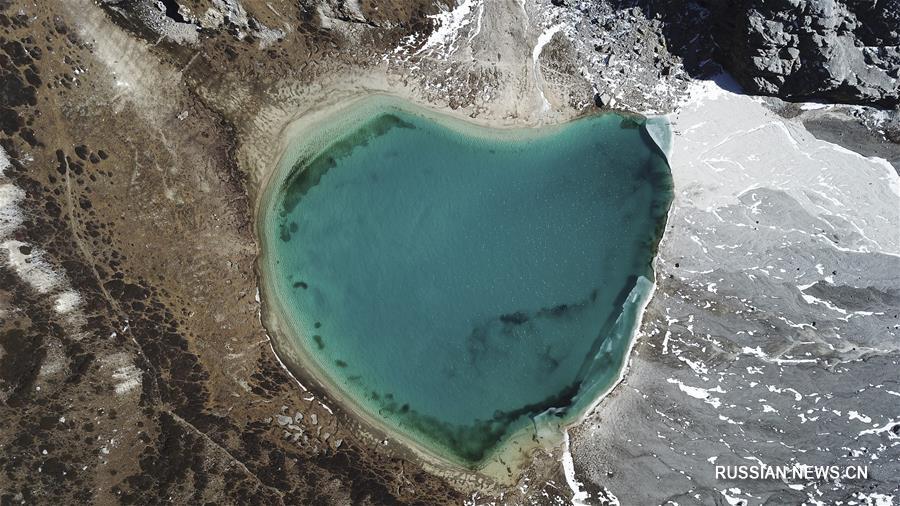 В 2017 году летающие фотодроны под управлением корреспондентов Синьхуа облетели вдоль и поперек просторы Китая, запечатлев недоступную ранее для глаз поэтическую красоту природных и рукотворных ландшафтов.