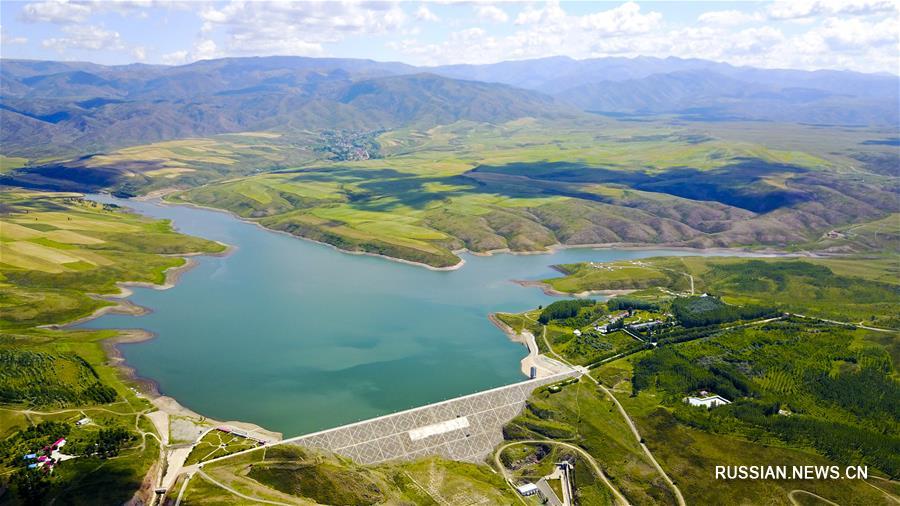 В 2017 году летающие фотодроны под управлением корреспондентов Синьхуа облетели вдоль и поперек просторы Китая, запечатлев недоступную ранее для глаз поэтическую красоту природных и рукотворных ландшафтов.