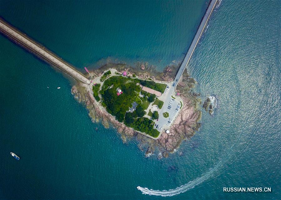 В 2017 году летающие фотодроны под управлением корреспондентов Синьхуа облетели вдоль и поперек просторы Китая, запечатлев недоступную ранее для глаз поэтическую красоту природных и рукотворных ландшафтов.