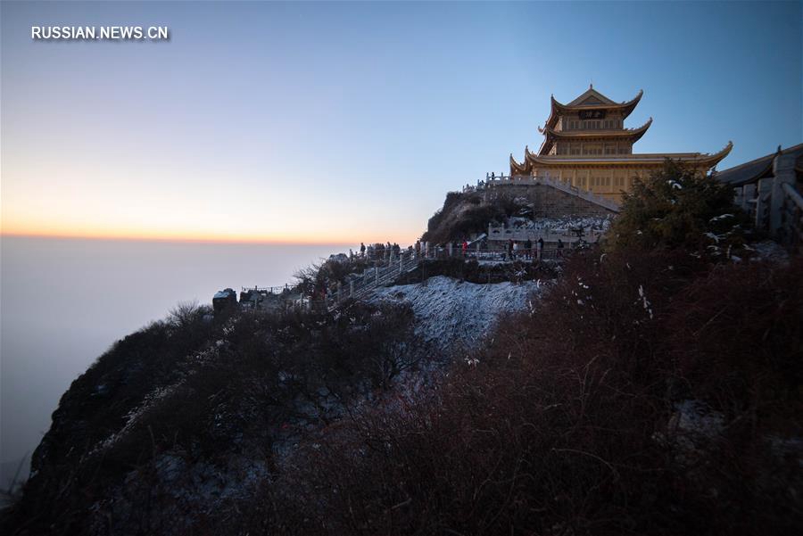 Эмэйшань -- одна из четырех священных буддистских гор Китая