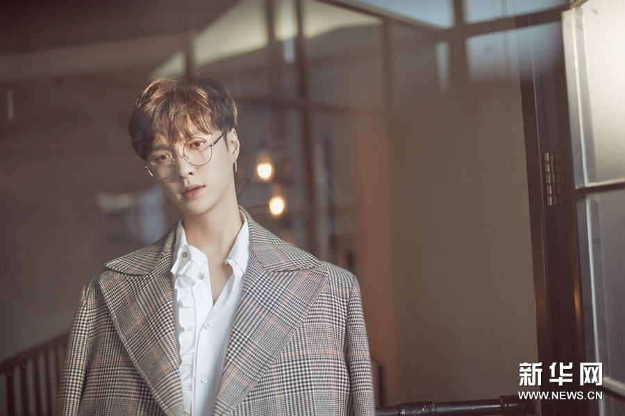 Новые фото звезды Чжан Исина (Lay)