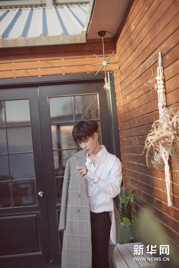 Новые фото звезды Чжан Исина (Lay)