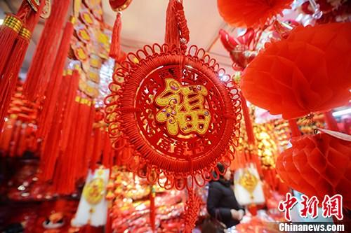 Перед китайским Новым годом традиционные украшения становятся популярными