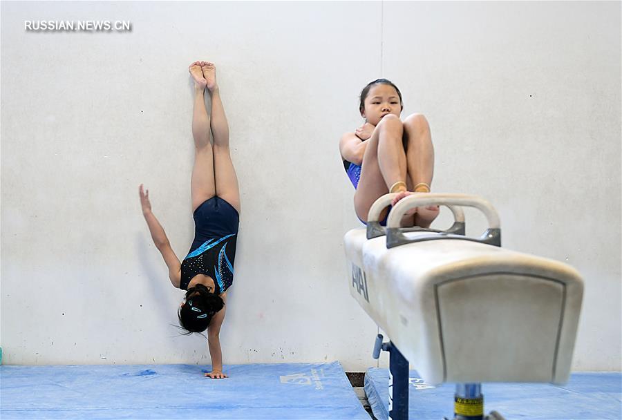 Китайские гимнастки участвуют в тренировочной программе в США