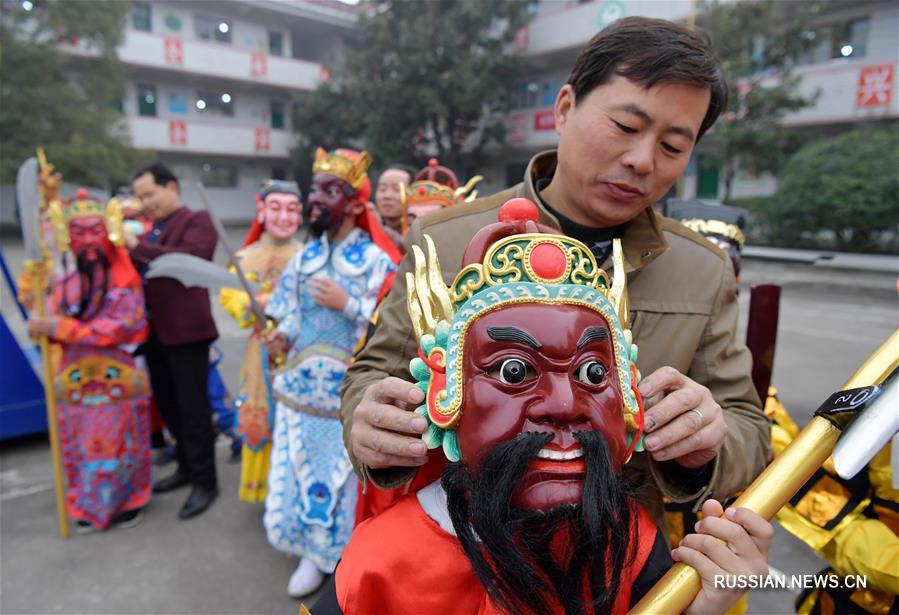 Мастера по изготовлению масок для китайской музыкальной драмы из провинции Цзянси