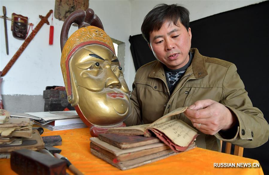 Мастера по изготовлению масок для китайской музыкальной драмы из провинции Цзянси