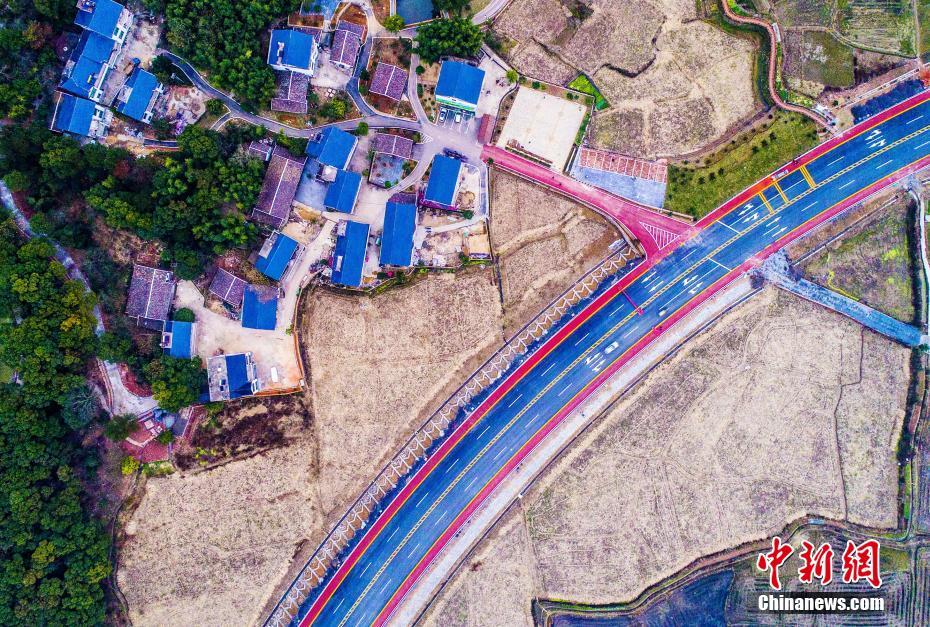 Образец для строительства прекрасных деревень: разноцветное шоссе уезда Цяньшань провинции Цзянси с высоты птичьего полета
