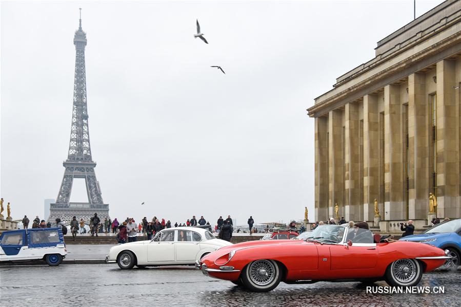 В Париже прошел 18-й парад ретро-автомобилей