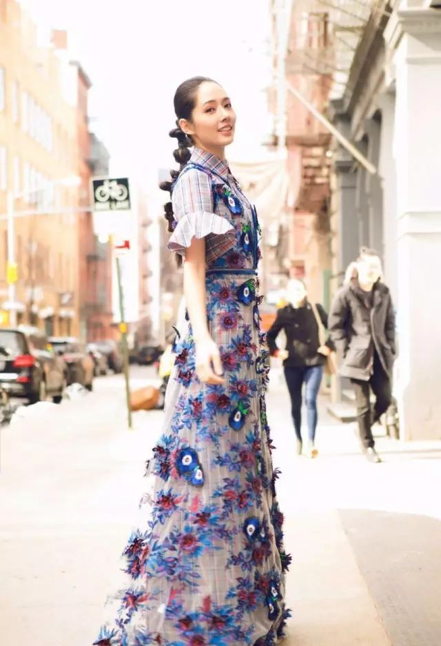Модные тренды 2018 года в одежде: одежда с элементами цветов