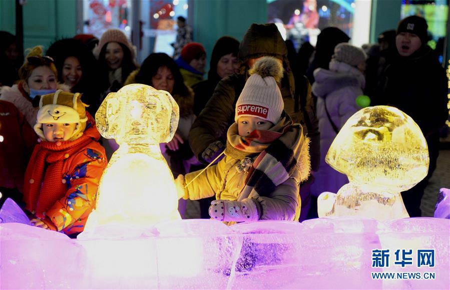 Харбин: красочные ледяные скульптуры украшают Центральный проспект