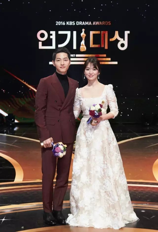 Модные тренды 2018 года в одежде: одежда с элементами цветов