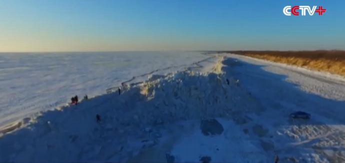 На пограничном озере между Китаем и Россией появилась гигантская ледяная стена
