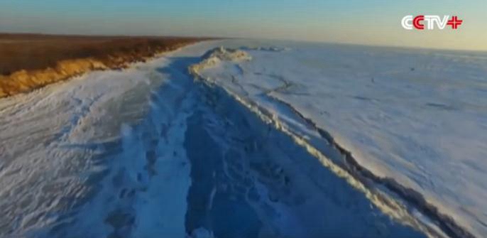 На пограничном озере между Китаем и Россией появилась гигантская ледяная стена