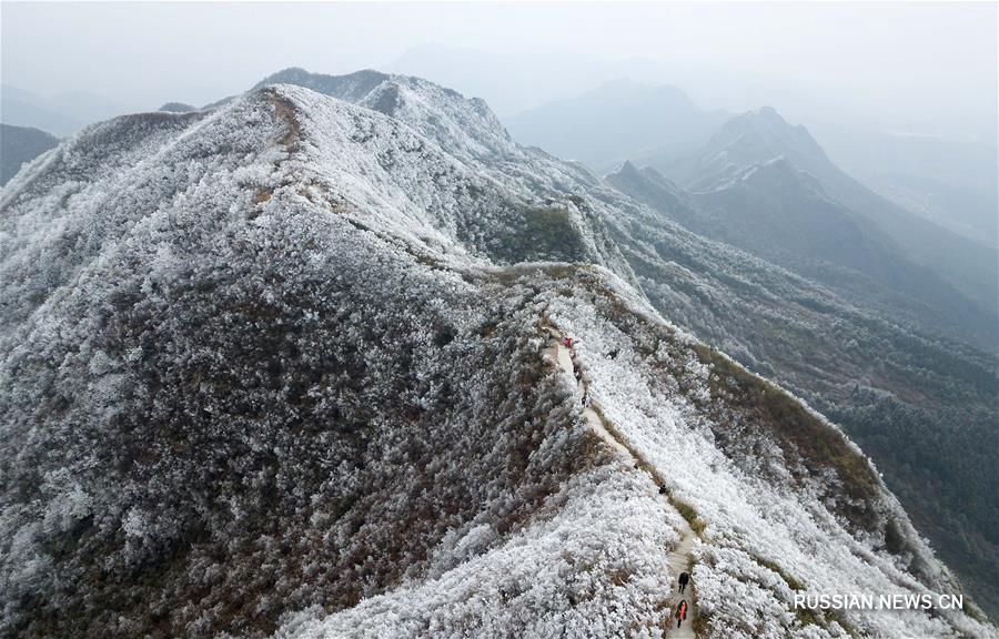 "Замерзшие" горы в ландшафтном парке Лунцюаньшань