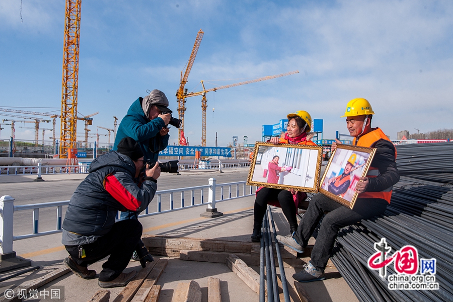 Это мероприятие является одним из серии мероприятий в рамках «программы теплого участия», организованной Пекинской федерацией профсоюзов для встречи Нового года и Праздника весны. Стало известно, что для мероприятия была снята 1000 портретов трудящихся на рабочем посту.