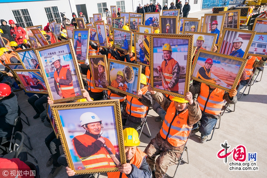 Это мероприятие является одним из серии мероприятий в рамках «программы теплого участия», организованной Пекинской федерацией профсоюзов для встречи Нового года и Праздника весны. Стало известно, что для мероприятия была снята 1000 портретов трудящихся на рабочем посту.