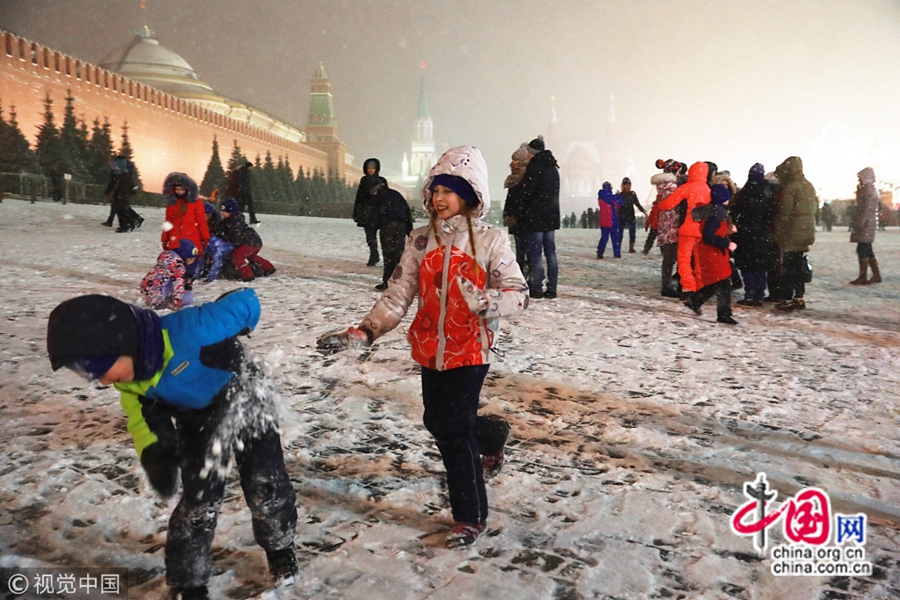 Москва после снегопада напоминает сказочный мир, народ делает селфи на Красной площади