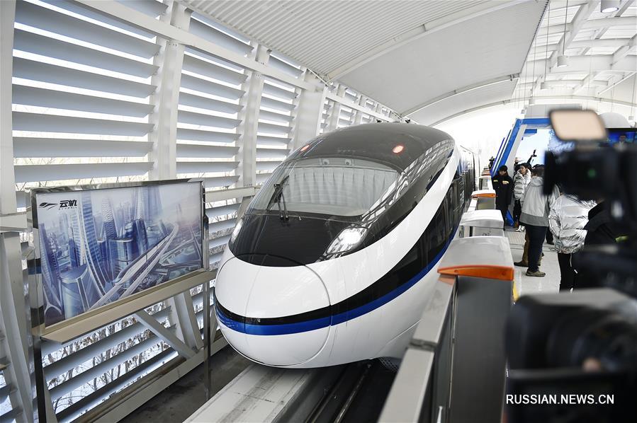 Китайские компании BYD и Huawei сегодня в Иньчуане, административном центре Нинся-Хуэйского автономного района /Северо-Западный Китай/, представили эксклюзивную отечественную разработку -- первую в Китае беспилотную транспортную систему "Юньгуй" /"Облачный рельс"/.
