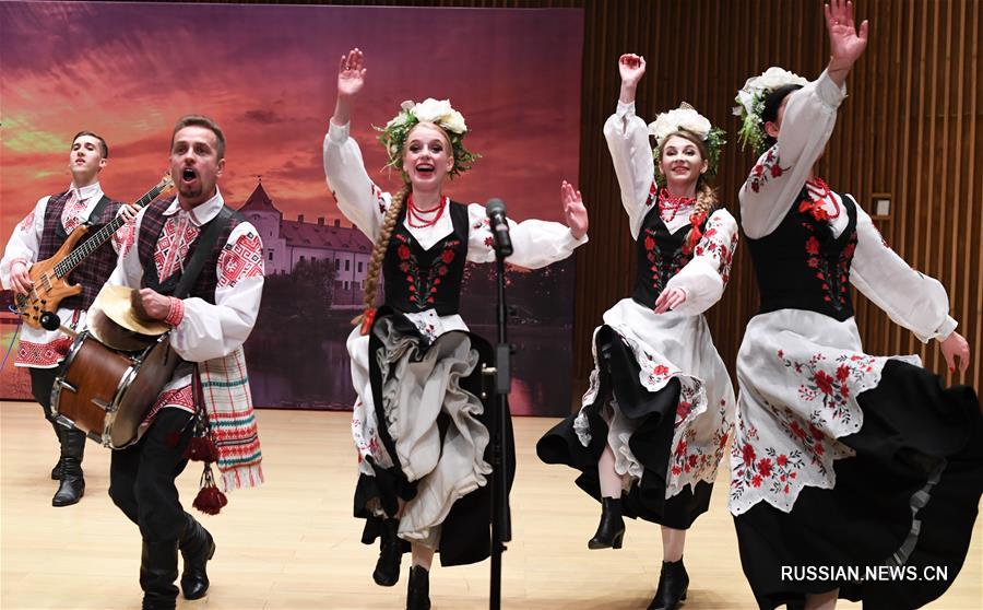С песенно-танцевальной программой выступили белорусский фольклорный ансамбль "Купалинка" и молодые артисты из Чунцинского института искусств. 