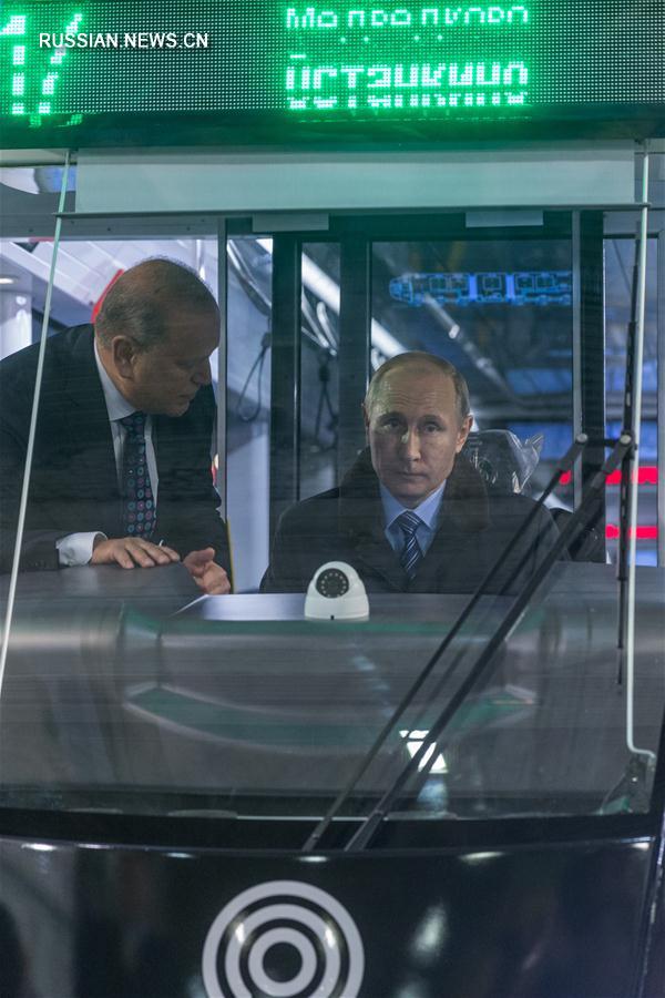 Президент России Владимир Путин 10 января прибыл в Тверь, где посетил вагоностроительный завод. В ходе визита на предприятие В.Путин заявил, что экономическая ситуация в России продолжает улучшаться. 