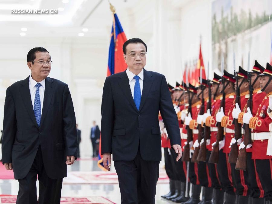 Ли Кэцян провел переговоры с премьер-министром Камбоджи Хун Сеном