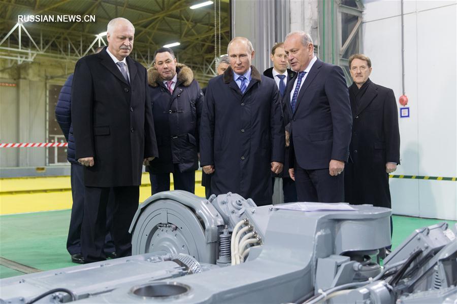 Президент России Владимир Путин 10 января прибыл в Тверь, где посетил вагоностроительный завод. В ходе визита на предприятие В.Путин заявил, что экономическая ситуация в России продолжает улучшаться. 