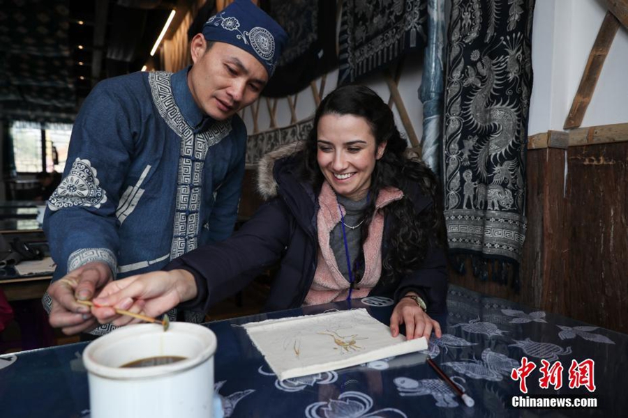 Иностранные студенты знакомятся с культурой национальности мяо в провинции Гуйчжоу