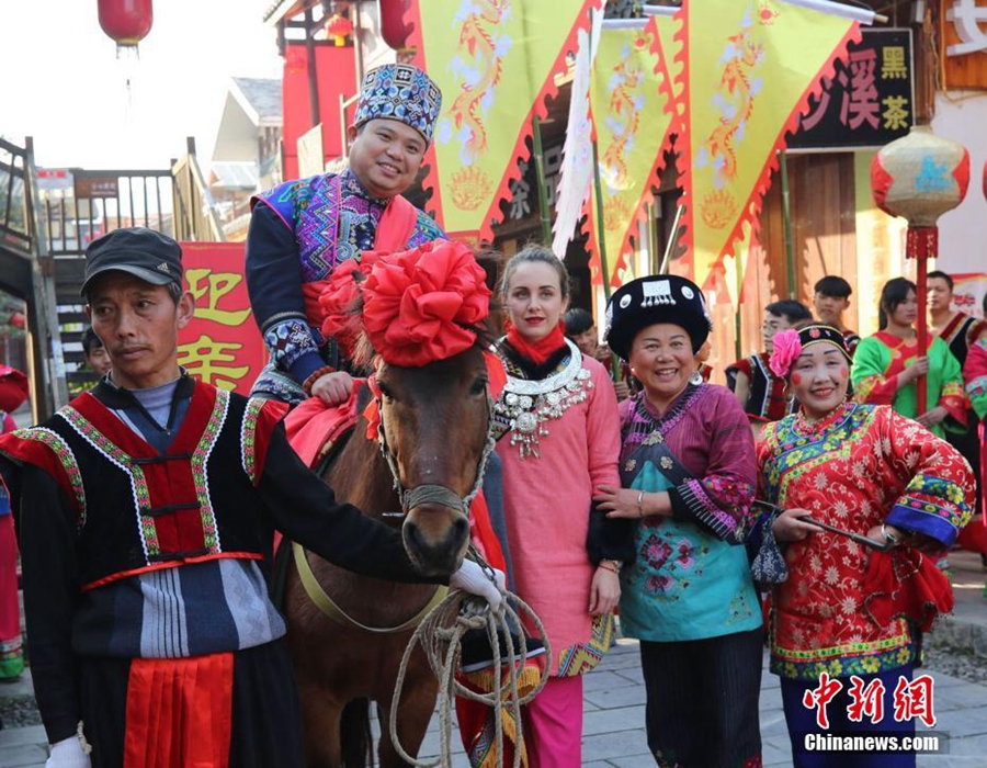 Украинка с китайским мужем устроила свадьбу в традициях национальности туцзя
