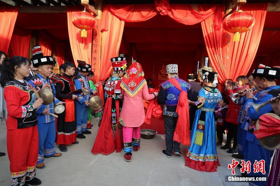 Украинка с китайским мужем устроила свадьбу в традициях национальности туцзя