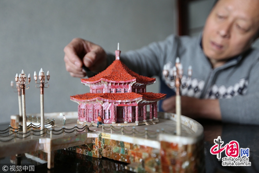 14 января, для большинства людей разбросанные на песчаном пляже в г. Циндао ракушки не привлекают особого внимания, но в руках местного жителя Чжоу Туна эти маленькие раковины приобретают другую жизнь и цвета.