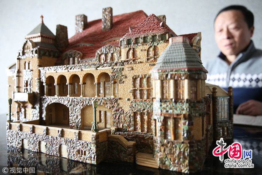 14 января, для большинства людей разбросанные на песчаном пляже в г. Циндао ракушки не привлекают особого внимания, но в руках местного жителя Чжоу Туна эти маленькие раковины приобретают другую жизнь и цвета.