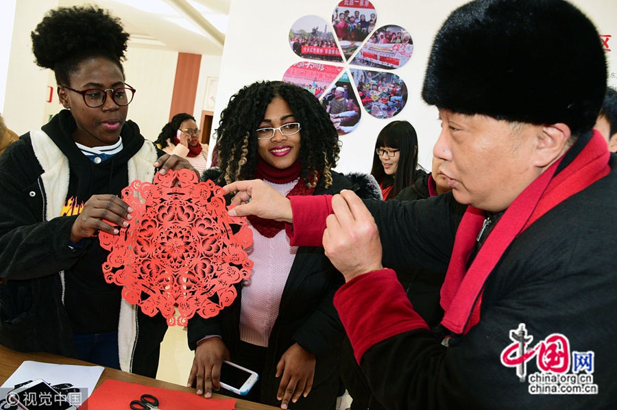 Эти студенты с радостью учились писать новогодние парные надписи, китайские иероглифы , вырезать из бумаги узоры и испытали очарование традиционной китайской культуры.
