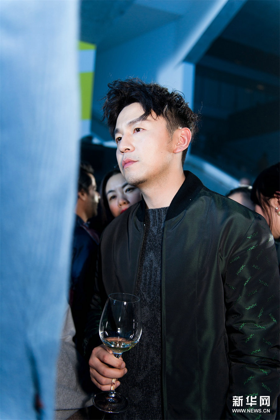 Популярный актер Лэй Цзяинь на Неделе моды в Милане