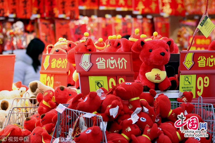 14 января в гипермаркете делового центра Синьцзекоу г. Нанкин корреспондент увидел большой выбор новогодних украшений – игрушечные собаки (символ наступающего года), фигурки котов, приносящих богатство, парные надписи и иероглифы «счастье» из самых разнообразных материалов. Красные фонари создают насыщенную новогоднюю атмосферу, привлекая местных жителей.