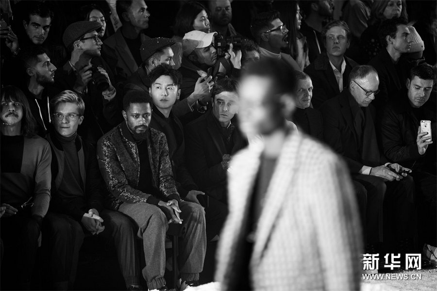 Популярный актер Лэй Цзяинь на Неделе моды в Милане